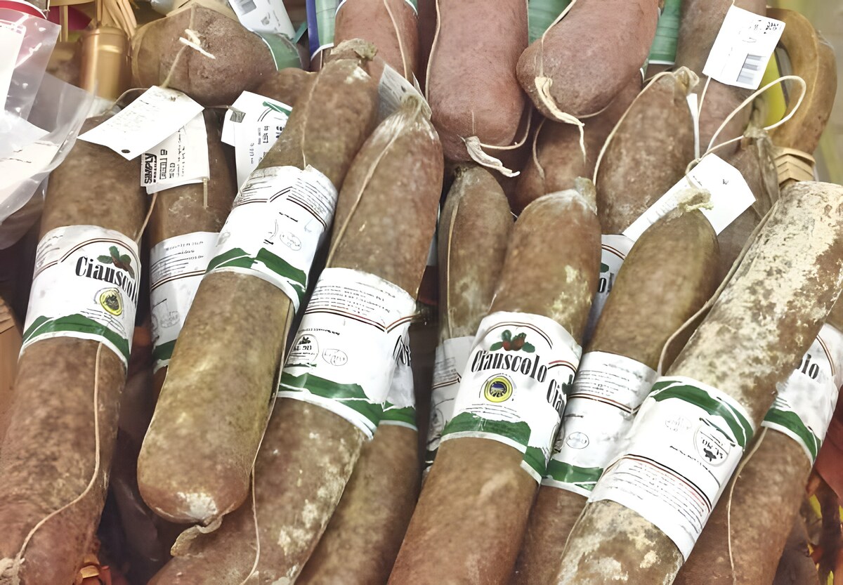 Ciauscolo and Vernaccia di Serrapetrona: the essence of the Marche